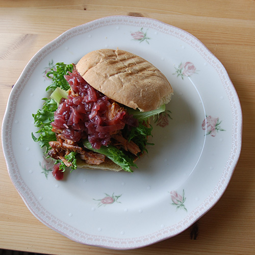 Rødløksmarmelade Ingredienser 2 Rødløk 2 ss Olje (oliven) 2 ss Smør 5 ss Sukker ½ dl Eplesidereddik Salt, pepper