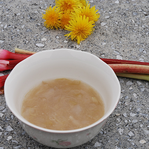 Rabarbragrøt Ingredienser: 400 g Rabarbra (ferdig renset) 7 ½ dl Vann 1 – 1 ½ dl Sukker 2 ss Potetmel ½ dl Kaldt vann