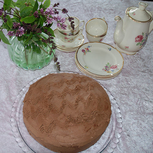 Mørk sjokoladekake etter oppskrift fra Baker Brun  Ingredienser: 7 dl 	Sukker 3	Egg 300 g 	Smør (smeltet) 3 dl	Vann  1 bx 	Lettrømme 6 ss 	Kakaopulver 6 dl	Hvetemel 1 ts	Bakepulver