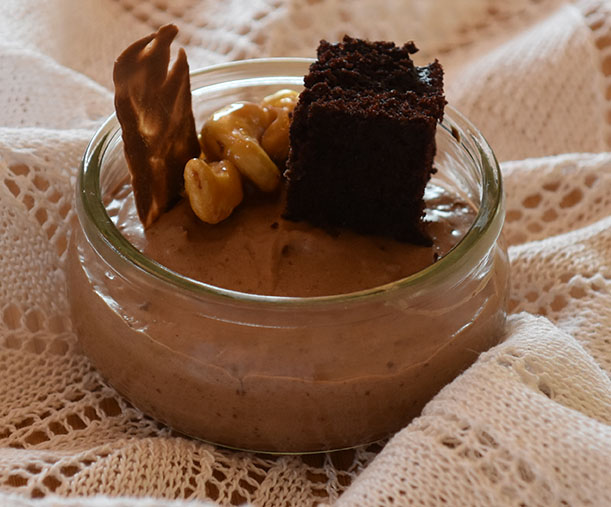 Sjokolademousse Ingredienser: 3 plater Gelatin 150 g Kokesjokolade 4 ss Kaffe (sterk) 3 ss Sukker 2 Egg (delte) 3 dl Kremfløte