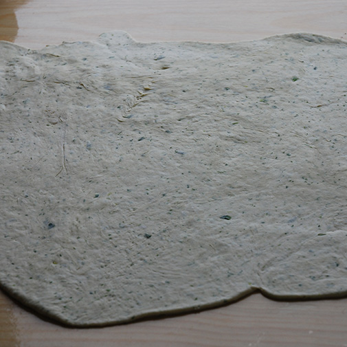 Snurr med ost, persille, purre og paprika Ingredienser 3 ½ dl Vann 1 pk Gjær Ca. 600 g Hvetemel 150 g Hvitost (revet) ½ bunt Persille (hakket) ¼ - ½ Purre (hakket) 1 ts Salt 2 ts Sukker Fyll: 150 g Ost (revet) ¼ - ½ Purre i skiver ½ bunt Persille (hakket) 1 Paprika (i biter)