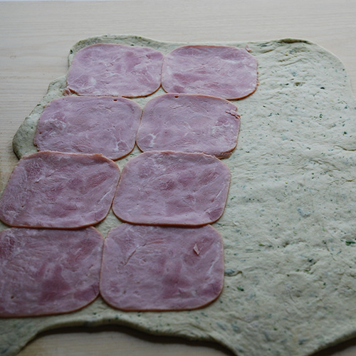 Snurrer med ost, persille, purre og skinke Ingredienser 3 ½ dl Vann 1 pk Gjær Ca. 600 g Hvetemel 150 g Hvitost (revet) ½ bunt Persille (hakket) ¼ - ½ Purre (hakket) 1 ts Salt 2 ts Sukker Fyll: 150 g Ost (revet) 150 g Skinke