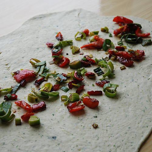 Snurr med ost, persille, purre og paprika Ingredienser 3 ½ dl Vann 1 pk Gjær Ca. 600 g Hvetemel 150 g Hvitost (revet) ½ bunt Persille (hakket) ¼ - ½ Purre (hakket) 1 ts Salt 2 ts Sukker Fyll: 150 g Ost (revet) ¼ - ½ Purre i skiver ½ bunt Persille (hakket) 1 Paprika (i biter)