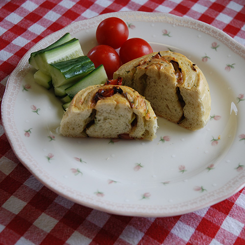 Snurr med ost, persille, purre og paprika Ingredienser 3 ½ dl Vann 1 pk Gjær Ca. 600 g Hvetemel 150 g Hvitost (revet) ½ bunt Persille (hakket) ¼ - ½ Purre (hakket) 1 ts Salt 2 ts Sukker Fyll: 150 g Ost (revet) ¼ - ½ Purre i skiver ½ bunt Persille (hakket) 1 Paprika (i biter)