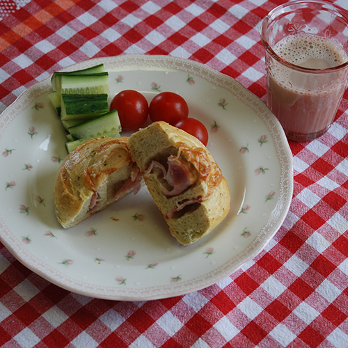 Snurrer med ost, persille, purre og skinke Ingredienser 3 ½ dl Vann 1 pk Gjær Ca. 600 g Hvetemel 150 g Hvitost (revet) ½ bunt Persille (hakket) ¼ - ½ Purre (hakket) 1 ts Salt 2 ts Sukker Fyll: 150 g Ost (revet) 150 g Skinke