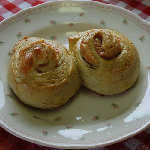 Snurrer med ost, persille, purre og skinke Ingredienser 3 ½ dl Vann 1 pk Gjær Ca. 600 g Hvetemel 150 g Hvitost (revet) ½ bunt Persille (hakket) ¼ - ½ Purre (hakket) 1 ts Salt 2 ts Sukker Fyll: 150 g Ost (revet) 150 g Skinke