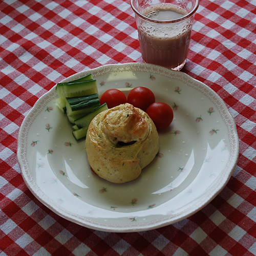 Snurrer med ost, persille, purre og skinke Ingredienser 3 ½ dl Vann 1 pk Gjær Ca. 600 g Hvetemel 150 g Hvitost (revet) ½ bunt Persille (hakket) ¼ - ½ Purre (hakket) 1 ts Salt 2 ts Sukker Fyll: 150 g Ost (revet) 150 g Skinke