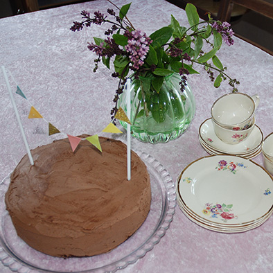 Mørk sjokoladekake etter oppskrift fra Baker Brun  Ingredienser: 7 dl 	Sukker 3	Egg 300 g 	Smør (smeltet) 3 dl	Vann  1 bx 	Lettrømme 6 ss 	Kakaopulver 6 dl	Hvetemel 1 ts	Bakepulver