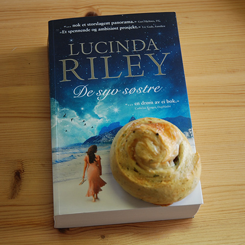 Riley, Lucinda, (2016) «De syv søstre», Cappelen Damms, og Snurrer med ost, persille, purre og skinke Ingredienser 3 ½ dl Vann 1 pk Gjær Ca. 600 g Hvetemel 150 g Hvitost (revet) ½ bunt Persille (hakket) ¼ - ½ Purre (hakket) 1 ts Salt 2 ts Sukker Fyll: 150 g Ost (revet) 150 g Skinke