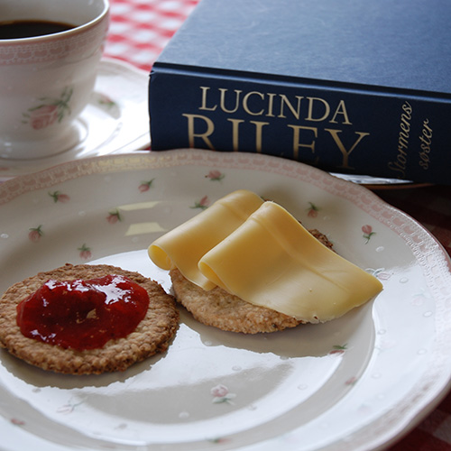 Riley, Lucinda, (2016) «Stormens søster», Cappelen Damms og Sprø Havrekjeks Ingredienser 100 g Margarin 2 ss Sukker 3 dl Havregryn 1 ts Bakepulver ½ dl Melk 2 dl Hvetemel