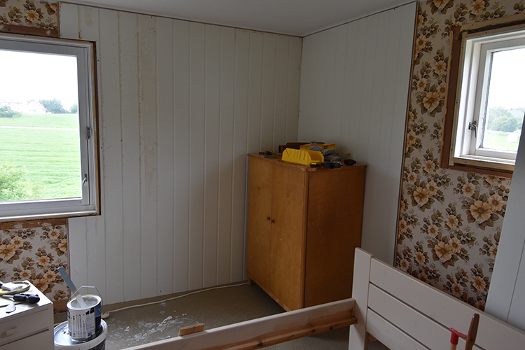 Så vi har flyttet ut alt, tatt av skapdører og jeg har begynt å malt inne i skapene. I tillegg har Odd begynt å legge plater på veggene. Vi rakk ikke så mye, for plutselig måtte vi dra for å hente datteren på flyplassen. Hun er tilbake etter en flott og opplevelsesrik kortur til Tyskland. Men vi har da iallefall begynt, og fortsetter når vi får ferie.