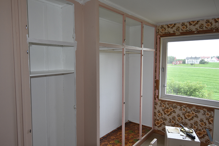 Så vi har flyttet ut alt, tatt av skapdører og jeg har begynt å malt inne i skapene. I tillegg har Odd begynt å legge plater på veggene. Vi rakk ikke så mye, for plutselig måtte vi dra for å hente datteren på flyplassen. Hun er tilbake etter en flott og opplevelsesrik kortur til Tyskland. Men vi har da iallefall begynt, og fortsetter når vi får ferie.