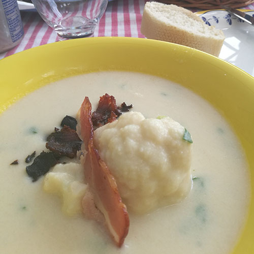 Blomkålsuppe 1 Blomkålhode 2 Buljongterninger, Eller bruk fond 1 ½ ss Hvetemel 1 dl Fløte 1 dl Melk Salt, Pepper