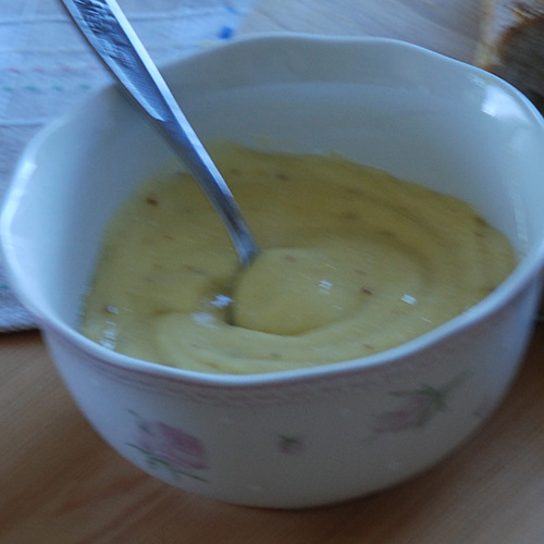 Aioli med bakt hvitløk Ingredienser 1 Egg (Romtemperert) 3 - 5 fedd Hvitløk 1 ts Sennep 1 ts Salt 1 ts Sukker 1 ts Eddik 2 dl Olje (raps) ¼ dl Olje (oliven extra virgin) Eventuelt smak til med pepper og mer salt