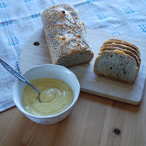 Aioli med bakt hvitløk Ingredienser 1 Egg (Romtemperert) 3 - 5 fedd Hvitløk 1 ts Sennep 1 ts Salt 1 ts Sukker 1 ts Eddik 2 dl Olje (raps) ¼ dl Olje (oliven extra virgin) Eventuelt smak til med pepper og mer salt