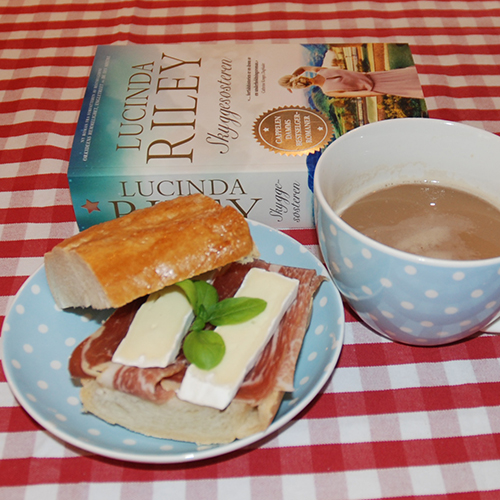 Riley, Lucinda, (2016) «Skyggesøsteren», Cappelen Damms og Baguette Ingredienser 3 ss Smør (smeltet) 2 dl Vann (lunken) ½ pk Gjær 350 g Hvetemel 1 ts Salt 1 Eggehvite (pensling)