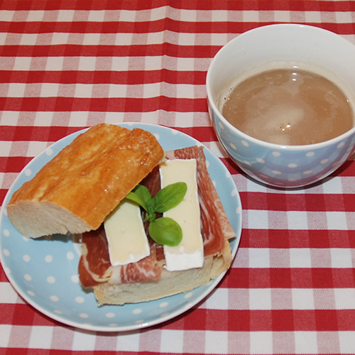 Baguette Ingredienser: 3 ss Smør (smeltet) 2 dl Vann (lunken) ½ pk Gjær 350 g Hvetemel 1 ts Salt 1 Eggehvite (pensling)