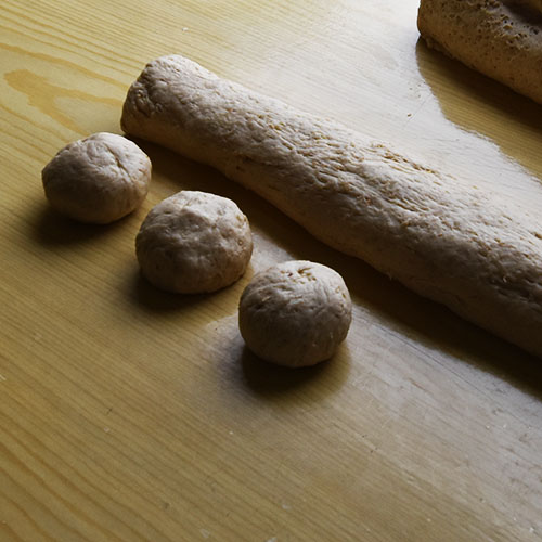 Havreboller etter oppskrift fra Baker Brun Ingredienser 6 dl Melk 150 g Smør 1 pk Gjær 750 g Hvetemel 250 g Havremel 1½ dl Sukker 1 Egg Havregryn