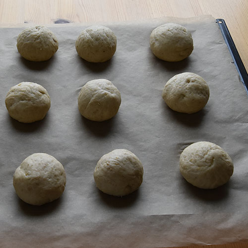 Havreboller etter oppskrift fra Baker Brun Ingredienser 6 dl Melk 150 g Smør 1 pk Gjær 750 g Hvetemel 250 g Havremel 1½ dl Sukker 1 Egg Havregryn