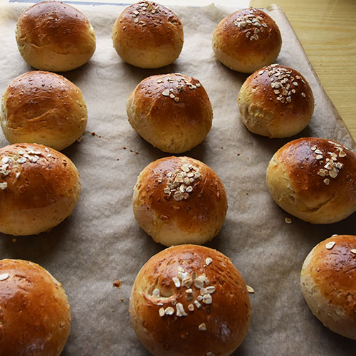 Havreboller etter oppskrift fra Baker Brun Ingredienser 6 dl Melk 150 g Smør 1 pk Gjær 750 g Hvetemel 250 g Havremel 1½ dl Sukker 1 Egg Havregryn