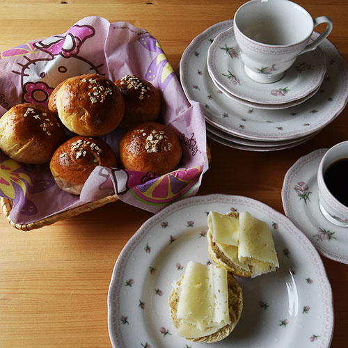 Havreboller etter oppskrift fra Baker Brun Ingredienser 6 dl Melk 150 g Smør 1 pk Gjær 750 g Hvetemel 250 g Havremel 1½ dl Sukker 1 Egg Havregryn