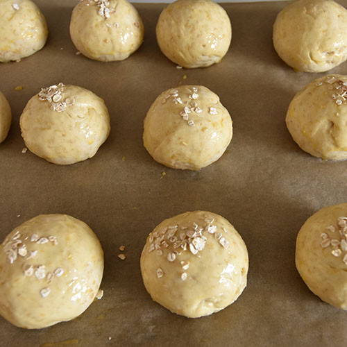 Havreboller etter oppskrift fra Baker Brun Ingredienser 6 dl Melk 150 g Smør 1 pk Gjær 750 g Hvetemel 250 g Havremel 1½ dl Sukker 1 Egg Havregryn