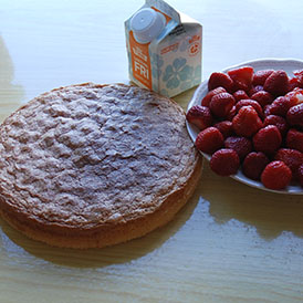 Jordbærkake etter oppskrift fra Baker Brun på blå duk Ingredienser: 4 Egg 2 dl Sukker 1 dl Hvetemel 1 dl Potetmel 1 ts Bakepulver