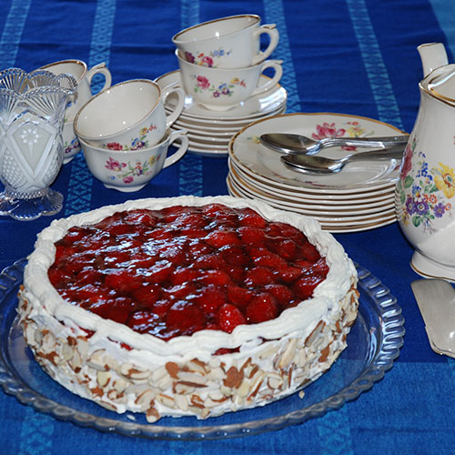 Jordbærkake etter oppskrift fra Baker Brun på blå duk Ingredienser: 4 Egg 2 dl Sukker 1 dl Hvetemel 1 dl Potetmel 1 ts Bakepulver