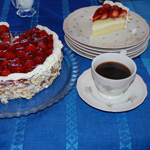 Jordbærkake etter oppskrift fra Baker Brun på blå duk Ingredienser: 4 Egg 2 dl Sukker 1 dl Hvetemel 1 dl Potetmel 1 ts Bakepulver