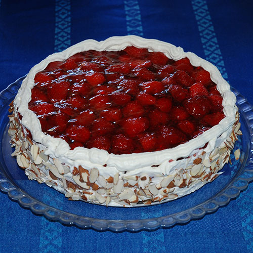 Jordbærkake etter oppskrift fra Baker Brun på blå duk Ingredienser: 4 Egg 2 dl Sukker 1 dl Hvetemel 1 dl Potetmel 1 ts Bakepulver