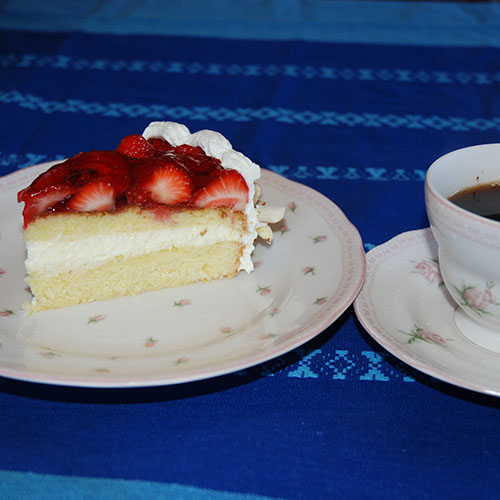 Jordbærkake etter oppskrift fra Baker Brun på blå duk Ingredienser: 4 Egg 2 dl Sukker 1 dl Hvetemel 1 dl Potetmel 1 ts Bakepulver