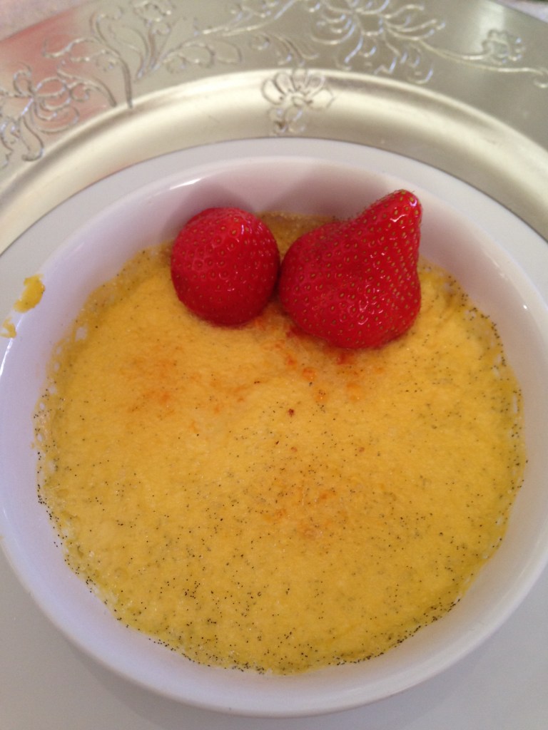 creme brule Ingredienser: 3 dl Melk 3 dl Fløte 4 ss Sukker 1 Vaniljestang / (1 ss vaniljesukker) 4 Egg Til gratinering: 6 ts Sukker