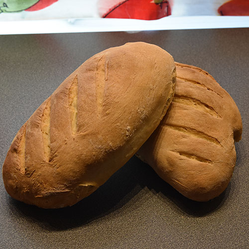 Rustikk loff etter oppskrift fra Baker Brun Ingredienser: 6 dl Vann ½ pk Gjær 1 Egg 2 ts Salt 1 kg Hvetemel 2 ss Olivenolje