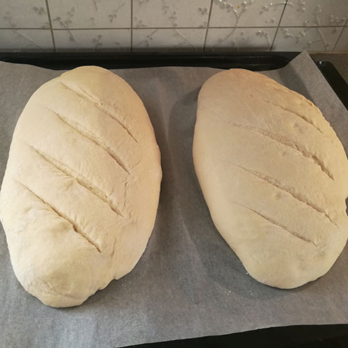 Rustikk loff etter oppskrift fra Baker Brun Ingredienser: 6 dl Vann ½ pk Gjær 1 Egg 2 ts Salt 1 kg Hvetemel 2 ss Olivenolje