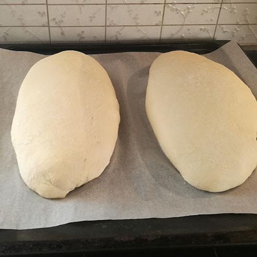 Rustikk loff etter oppskrift fra Baker Brun Ingredienser: 6 dl Vann ½ pk Gjær 1 Egg 2 ts Salt 1 kg Hvetemel 2 ss Olivenolje