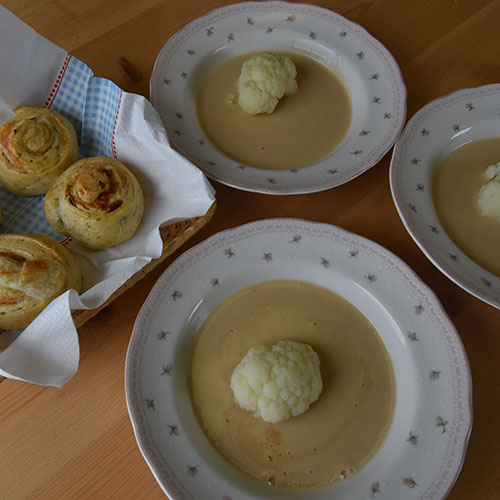 Blomkålsuppe Ingredienser 1 Blomkålhode 2 Buljongterninger, Eller bruk fond 1 ½ ss Hvetemel 1 dl Fløte 1 dl Melk Salt, Pepper