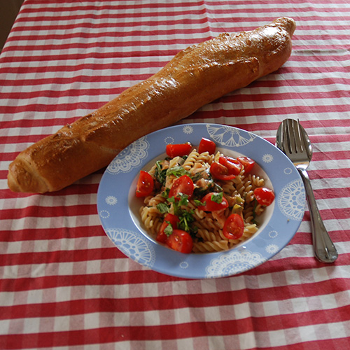 Baguette Ingredienser: 3 ss Smør (smeltet) 2 dl Vann (lunken) ½ pk Gjær 350 g Hvetemel 1 ts Salt 1 Eggehvite (pensling)