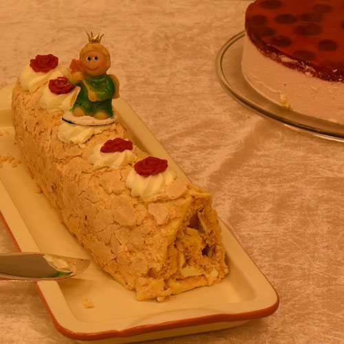 "Budapestkake"  Ingredienser: 6	Eggehviter 4 dråper	Sitron  2 dl	Sukker  1½ ss	Maisenna  1½ ss	Vaniljesukker