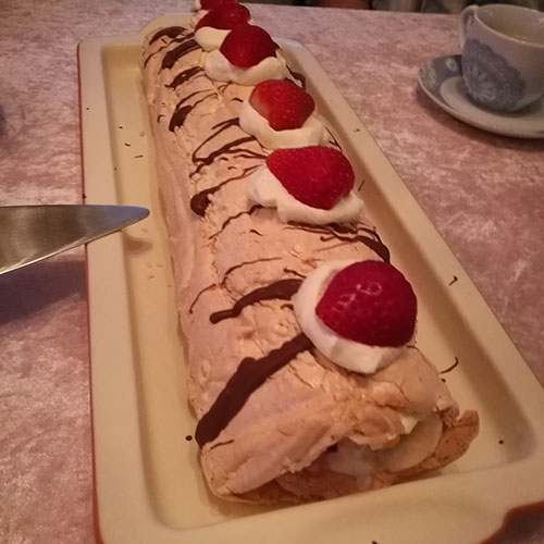 "Budapestkake" Ingredienser: 6 Eggehviter 4 dråper Sitron 2 dl Sukker 1½ ss Maisenna 1½ ss Vaniljesukker