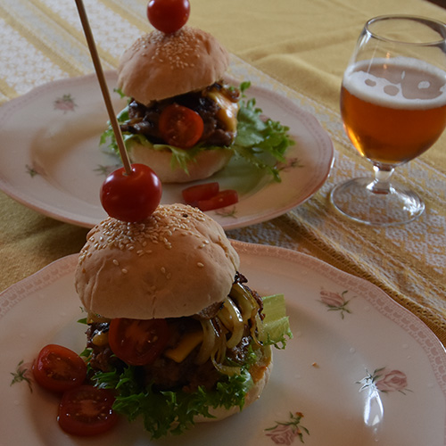 Hamburger med alt Ingredienser 500 g Kjøttdeig 1 ss Worcestershiresaus 1 ss Ketchup 1 ts Salt ½ ts Pepper