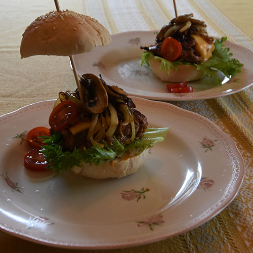 Hamburger med alt Ingredienser 500 g Kjøttdeig 1 ss Worcestershiresaus 1 ss Ketchup 1 ts Salt ½ ts Pepper