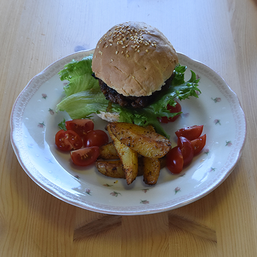Hamburger med potetbåter Ingredienser 500 g Kjøttdeig 1 ss Worcestershiresaus 1 ss Ketchup 1 ts Salt ½ ts Pepper