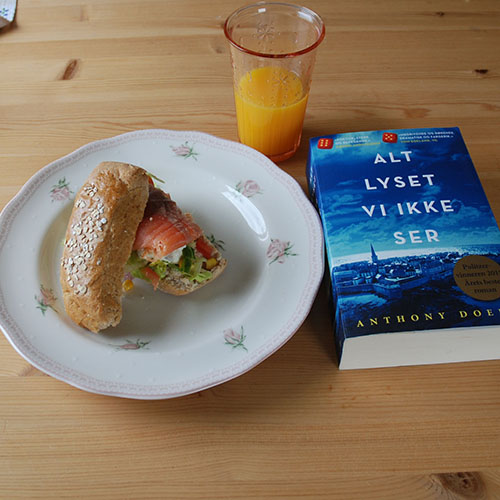 Doerr, Anthony, (2014) «Alt lyset vi ikke ser», Pantagruel og Grovere frokostrundstykker Ingredienser: 450 g Hvetemel 200 g Sammalt hvete (fin) 50 g Smør 1 pk Gjær 1 ts Sukker 1 ts Salt 2 dl Vann 2 dl Melk Egg, Havregryn