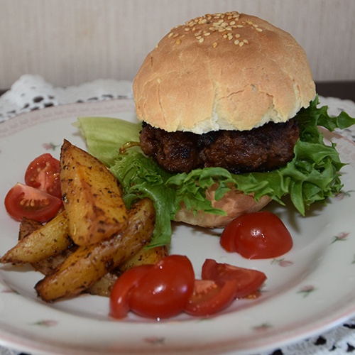 Hamburger med potetbåter Ingredienser 500 g Kjøttdeig 1 ss Worcestershiresaus 1 ss Ketchup 1 ts Salt ½ ts Pepper
