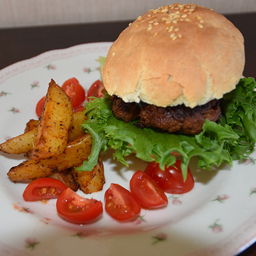 Hamburger med potetbåter Ingredienser 500 g Kjøttdeig 1 ss Worcestershiresaus 1 ss Ketchup 1 ts Salt ½ ts Pepper