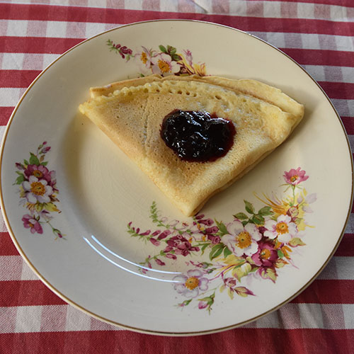 Frokostpannekaker Ingredienser: 2 Egg 6 dl Melk 3 dl Hvetemel Smør