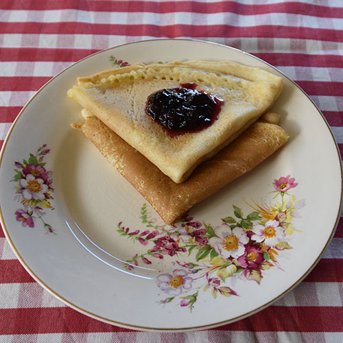 Frokostpannekaker Ingredienser: 2 Egg 6 dl Melk 3 dl Hvetemel Smør