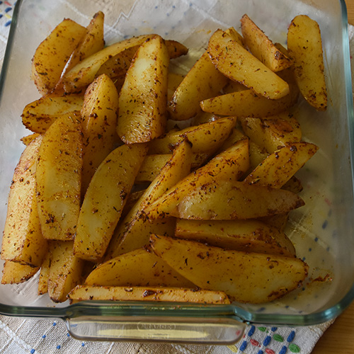 Krydrede potetbåter Ingredienser: 8 - 12 Poteter (vaskete) 3 ss Olje (oliven) 1 ss Paprikapulver 1 ts Salt 1 ss Provencekrydder