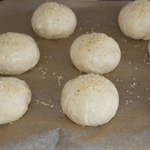 Hamburgerbrød (lyse) Ingredienser: 3 dl Melk ½ pk Gjær 3 ss Olje 450 g Hvetemel 1 ts Sukker ½ ts Salt Sesamfrø