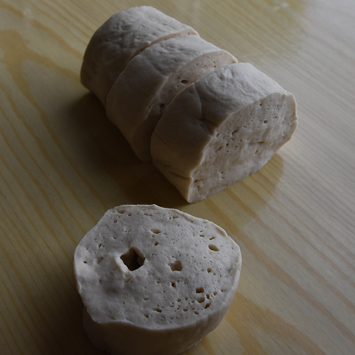 Hamburgerbrød (lyse) Ingredienser: 3 dl Melk ½ pk Gjær 3 ss Olje 450 g Hvetemel 1 ts Sukker ½ ts Salt Sesamfrø